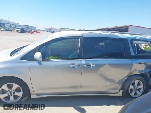 ✅ 2020 Toyota Sienna LE • VIN: 5TDKZ3DCXLS021542 • Lot: 43424830. Wystawiony na IAAI z przebiegiem 70 000 mil. Bezpłatny archiwum sprzedaży aukcyjnych z USA i szczegółowy raport historii pojazdu na DreamBid. Zdjęcie 14.