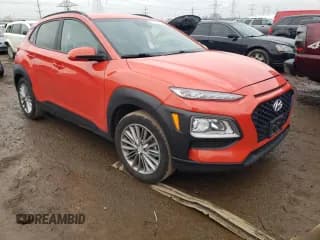 ✅ 2020 Hyundai Kona SEL • VIN: KM8K22AA0LU498019 • Лот: 80994753. Опубликован ранее на Copart с пробегом 35 781 миль. Бесплатный доступ к архиву аукционных продаж из США и подробный отчёт об истории автомобиля на DreamBid. Изображение 4.