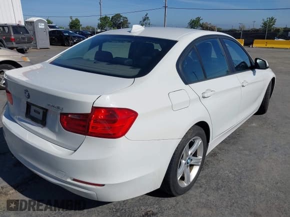 ✅ 2015 BMW 3 Series 328i • VIN: WBA3C1C55FP852858 • Lot: 42215899. Listed on IAAI with 201,451 mi. Free auction sales archive from the USA and detailed vehicle history report at DreamBid. Image 4.