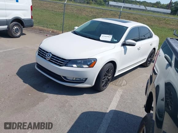 ✅ 2014 Volkswagen Passat SEL Premium • VIN: 1VWCN7A31EC029932 • Lot: 43184963. Wystawiony na IAAI z przebiegiem 117 251 mil. Bezpłatny archiwum sprzedaży aukcyjnych z USA i szczegółowy raport historii pojazdu na DreamBid. Zdjęcie 2.