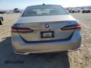 ✅ 2024 BMW i5 eDrive40 • VIN: WBY33FK01RCT10916 • Лот: 63098315. Опубликован ранее на Copart с пробегом Не указан. Бесплатный доступ к архиву аукционных продаж из США и подробный отчёт об истории автомобиля на DreamBid. Изображение 6.