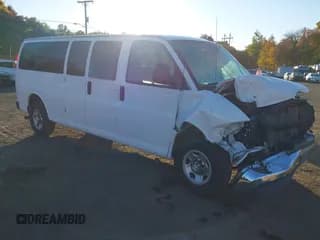 ✅ 2020 Chevrolet Express Passenger LT • VIN: 1GAZGPFGXL1213383 • Lot: 40589992. Wystawiony na IAAI z przebiegiem 101 672 mil. Bezpłatny archiwum sprzedaży aukcyjnych z USA i szczegółowy raport historii pojazdu na DreamBid. Zdjęcie 1.