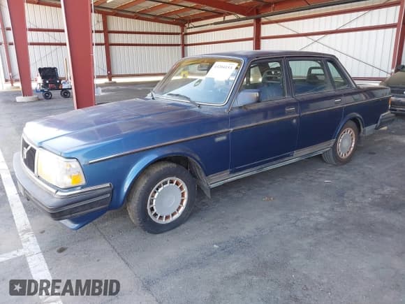 ✅ 1989 Volvo 240 DL • VIN: YV1AX884XK1383085 • Лот: 43204153. Опубликован ранее на IAAI с пробегом 258 234 миль. Бесплатный доступ к архиву аукционных продаж из США и подробный отчёт об истории автомобиля на DreamBid. Изображение 2.