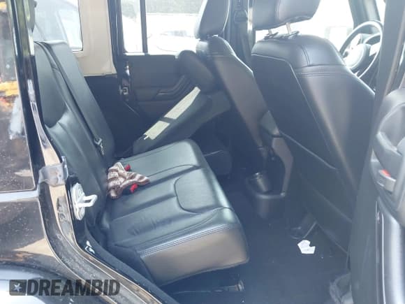 ✅ 2017 Jeep Wrangler Unlimited Sahara • VIN: 1C4BJWEGXHL696391 • Lot: 42444534. Wystawiony na IAAI z przebiegiem 85 882 mil. Bezpłatny archiwum sprzedaży aukcyjnych z USA i szczegółowy raport historii pojazdu na DreamBid. Zdjęcie 8.