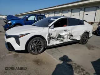 ✅ 2025 Kia K4 GT-Line • VIN: 3KPFW4DE4SE093847 • Lot: 67602635. Wystawiony na Copart z przebiegiem 3 669 mil. Bezpłatny archiwum sprzedaży aukcyjnych z USA i szczegółowy raport historii pojazdu na DreamBid. Zdjęcie 1.