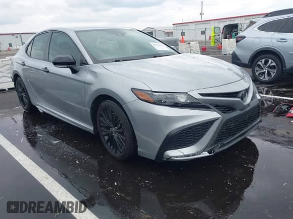 2022 Toyota Camry SE z VIN 4T1T11AK1NU064964, wystawiony jako IAAI lot #42921035 z przebiegiem 107 000 mil mil oraz . Historia ofert i sprzedaży dostępna na DreamBid. Obrazek 1.