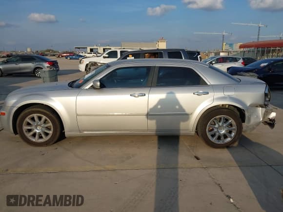 ✅ 2007 Chrysler 300 Touring • VIN: 2C3KA53G77H611469 • Lot: 43735258. Listed on IAAI with 235,985 mi. Free auction sales archive from the USA and detailed vehicle history report at DreamBid. Image 14.