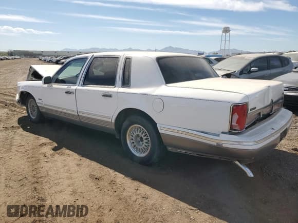 ✅ 1996 Lincoln Town Car Signature • VIN: 1LNLM82W5TY700082 • Лот: 44359065. Опубликован ранее на Copart с пробегом 199 369 миль. Бесплатный доступ к архиву аукционных продаж из США и подробный отчёт об истории автомобиля на DreamBid. Изображение 2.