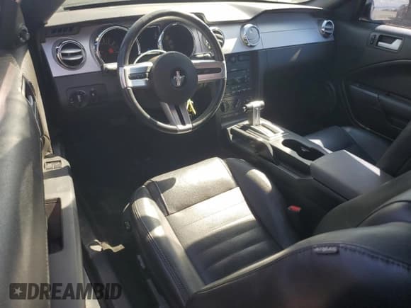 ✅ 2006 Ford Mustang GT Deluxe • VIN: 1ZVHT82H765156007 • Лот: 66899865. Опубликован ранее на Copart с пробегом 42 666 миль. Бесплатный доступ к архиву аукционных продаж из США и подробный отчёт об истории автомобиля на DreamBid. Изображение 8.