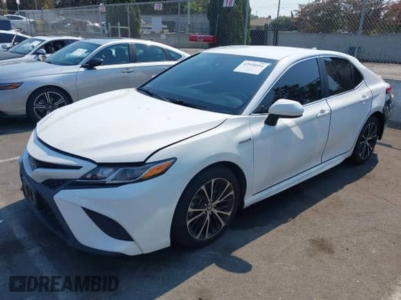 2020 Toyota Camry Hybrid SE z VIN 4T1G31AK0LU541702, wystawiony jako IAAI lot #42918554 z przebiegiem 118 679 mil mil oraz . Historia ofert i sprzedaży dostępna na DreamBid. Obrazek 17.