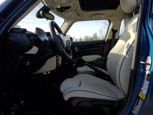 ✅ 2024 MINI Hardtop 4 Door Cooper S • VIN: WMW53DK01R2V22068 • Lot: 87613095. Wystawiony na Copart z przebiegiem 9 277 mil. Bezpłatny archiwum sprzedaży aukcyjnych z USA i szczegółowy raport historii pojazdu na DreamBid. Zdjęcie 7.