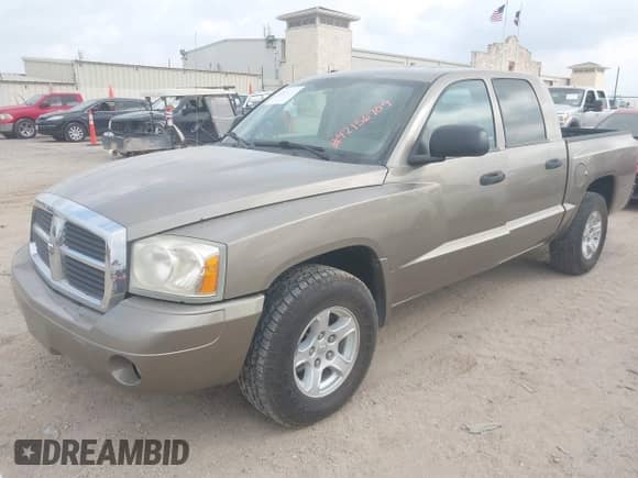 2006 Dodge Dakota SLT with VIN 1D7HE48N16S703072, listed as a IAAI auction lot 42156709 with 102,919 mi miles and . Bid and sale history available at DreamBid. Image 2.