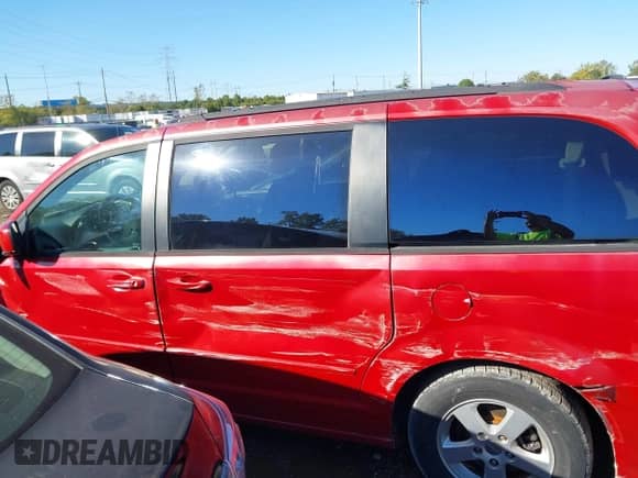 2012 Dodge Grand Caravan SXT z VIN 2C4RDGCG2CR203463, wystawiony jako IAAI lot #43425555 z przebiegiem 142 039 mil mil oraz . Historia ofert i sprzedaży dostępna na DreamBid. Obrazek 14.