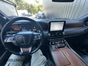 ✅ 2018 Lincoln Navigator Select • VIN: 5LMJJ3JT6JEL15197 • Lot: 43779212. Wystawiony na IAAI z przebiegiem 224 092 mil. Bezpłatny archiwum sprzedaży aukcyjnych z USA i szczegółowy raport historii pojazdu na DreamBid. Zdjęcie 10.