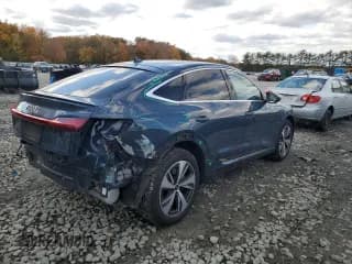 ✅ 2024 Audi Q8 e-tron Sportback S line Premium Plus • VIN: WA1CABGE4RB055585 • Lot: 82671455. Wystawiony na Copart z przebiegiem 11 825 mil. Bezpłatny archiwum sprzedaży aukcyjnych z USA i szczegółowy raport historii pojazdu na DreamBid. Zdjęcie 3.