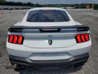 ✅ 2024 Ford Mustang Dark Horse • VIN: 1FA6P8R01R5501590 • Lot: 66772984. Wystawiony na Copart z przebiegiem Nie podano. Bezpłatny archiwum sprzedaży aukcyjnych z USA i szczegółowy raport historii pojazdu na DreamBid. Zdjęcie 6.