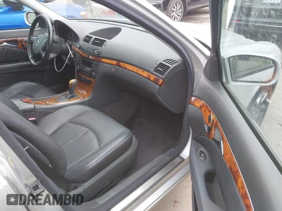 ✅ 2003 Mercedes-Benz E 320 • VIN: WDBUF65J83A264259 • Lot: 43325980. Wystawiony na IAAI z przebiegiem 105 071 mil. Bezpłatny archiwum sprzedaży aukcyjnych z USA i szczegółowy raport historii pojazdu na DreamBid. Zdjęcie 5.