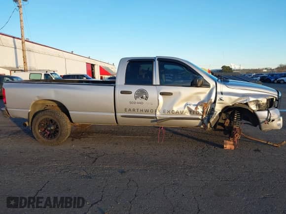2006 Dodge 3500 SLT z VIN 3D7LX38C06G263107, wystawiony jako IAAI lot #41248069 z przebiegiem 213 631 mil mil oraz . Historia ofert i sprzedaży dostępna na DreamBid. Obrazek 14.