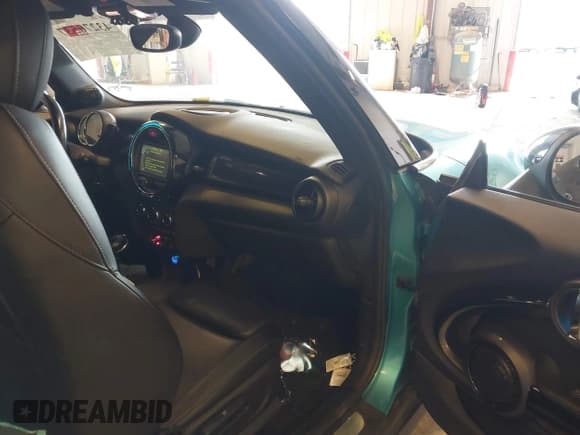 ✅ 2017 MINI Convertible Cooper S • VIN: WMWWG9C30H3C81534 • Lot: 43270537. Wystawiony na IAAI z przebiegiem 77 725 mil. Bezpłatny archiwum sprzedaży aukcyjnych z USA i szczegółowy raport historii pojazdu na DreamBid. Zdjęcie 5.