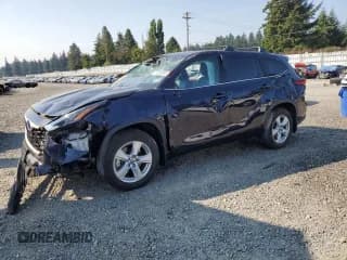 ✅ 2022 Toyota Highlander Hybrid LE • VIN: 5TDBBRCH8NS556845 • Лот: 71202845. Опубликован ранее на Copart с пробегом 42 494 миль. Бесплатный доступ к архиву аукционных продаж из США и подробный отчёт об истории автомобиля на DreamBid. Изображение 1.