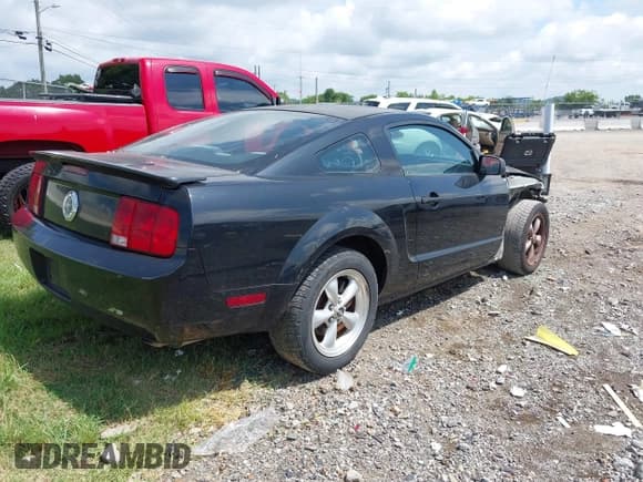 ✅ 2007 Ford Mustang Deluxe • VIN: 1ZVHT80N375243333 • Lot: 42685816. Wystawiony na IAAI z przebiegiem 199 311 mil. Bezpłatny archiwum sprzedaży aukcyjnych z USA i szczegółowy raport historii pojazdu na DreamBid. Zdjęcie 4.