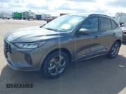 ✅ 2023 Ford Escape ST-Line Select • VIN: 1FMCU9NZ7PUA36182 • Лот: 42165488. Опубликован ранее на IAAI с пробегом 100 860 миль. Бесплатный доступ к архиву аукционных продаж из США и подробный отчёт об истории автомобиля на DreamBid. Изображение 2.