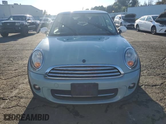 ✅ 2013 MINI Hardtop • VIN: WMWSU3C55DT689959 • Лот: 93443645. Опубликован ранее на Copart с пробегом 86 934 миль. Бесплатный доступ к архиву аукционных продаж из США и подробный отчёт об истории автомобиля на DreamBid. Изображение 5.