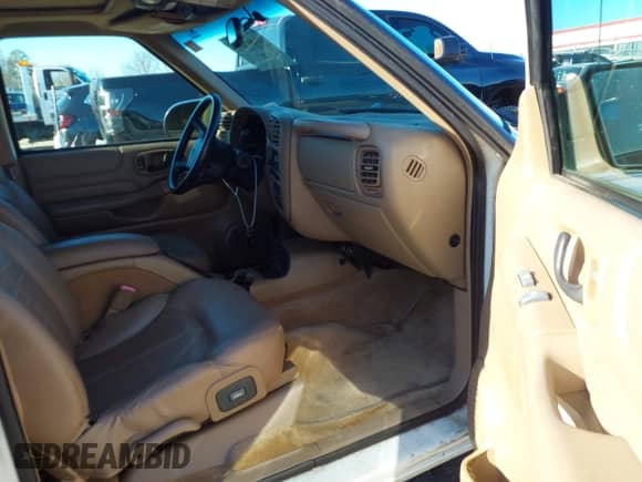 2002 Chevrolet Blazer LS with VIN 1GNDT13W32K146843, listed as a IAAI auction lot 41497892 with 121,882 mi miles and . Bid and sale history available at DreamBid. Image 5.