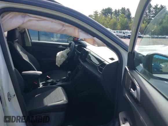 ✅ 2025 Volkswagen Taos SE Black • VIN: 3VV2C7B21SM034716 • Lot: 43169058. Wystawiony na IAAI z przebiegiem 4 773 mil. Bezpłatny archiwum sprzedaży aukcyjnych z USA i szczegółowy raport historii pojazdu na DreamBid. Zdjęcie 5.