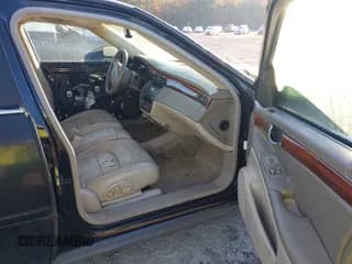 ✅ 2004 Cadillac DeVille • VIN: 1G6KD54Y04U120411 • Lot: 43716903. Wystawiony na IAAI z przebiegiem 125 242 mil. Bezpłatny archiwum sprzedaży aukcyjnych z USA i szczegółowy raport historii pojazdu na DreamBid. Zdjęcie 5.