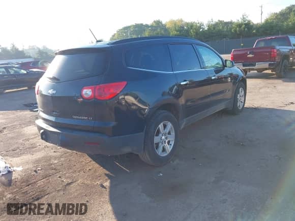 2010 Chevrolet Traverse 1LT z VIN 1GNLVFED5AS117261, wystawiony jako IAAI lot #43220575 z przebiegiem 257 124 mil mil oraz . Historia ofert i sprzedaży dostępna na DreamBid. Obrazek 4.
