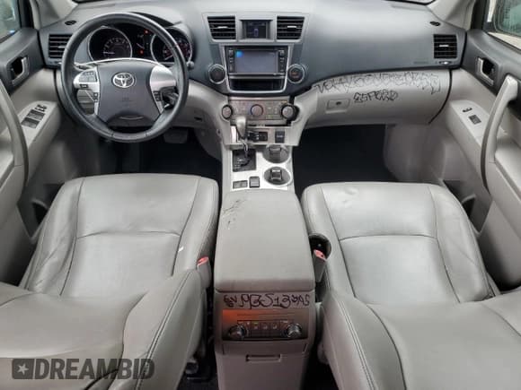 ✅ 2013 Toyota Highlander SE • VIN: 5TDZK3EHXDS128184 • Лот: 82076025. Опубликован ранее на Copart с пробегом 117 227 миль. Бесплатный доступ к архиву аукционных продаж из США и подробный отчёт об истории автомобиля на DreamBid. Изображение 8.