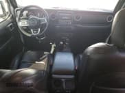 ✅ 2021 Jeep Wrangler Unlimited Sahara • VIN: 1C4JJXP64MW698832 • Lot: 80898685. Wystawiony na Copart z przebiegiem 63 929 mil. Bezpłatny archiwum sprzedaży aukcyjnych z USA i szczegółowy raport historii pojazdu na DreamBid. Zdjęcie 8.