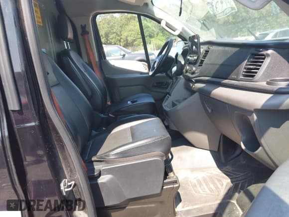 ✅ 2020 Ford Transit Cargo • VIN: 1FTYE1Y86LKA27345 • Lot: 42577599. Wystawiony na IAAI z przebiegiem 67 182 mil. Bezpłatny archiwum sprzedaży aukcyjnych z USA i szczegółowy raport historii pojazdu na DreamBid. Zdjęcie 5.