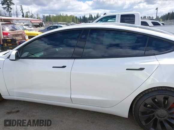 ✅ 2021 Tesla Model 3 Performance • VIN: 5YJ3E1EC2MF096681 • Lot: 42068782. Wystawiony na IAAI z przebiegiem 34 852 mil. Bezpłatny archiwum sprzedaży aukcyjnych z USA i szczegółowy raport historii pojazdu na DreamBid. Zdjęcie 15.