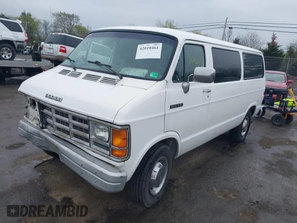 ✅ 1992 Dodge Passenger • VIN: 2B5WB35Y5NK172074 • Lot: 42010461. Wystawiony na IAAI z przebiegiem 101 961 mil. Bezpłatny archiwum sprzedaży aukcyjnych z USA i szczegółowy raport historii pojazdu na DreamBid. Zdjęcie 2.