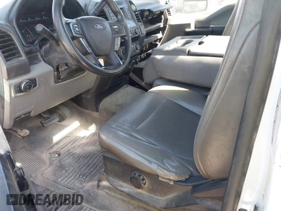 ✅ 2019 Ford F-250 XL • VIN: 1FTBF2A67KED13428 • Lot: 43662167. Wystawiony na IAAI z przebiegiem 199 623 mil. Bezpłatny archiwum sprzedaży aukcyjnych z USA i szczegółowy raport historii pojazdu na DreamBid. Zdjęcie 5.