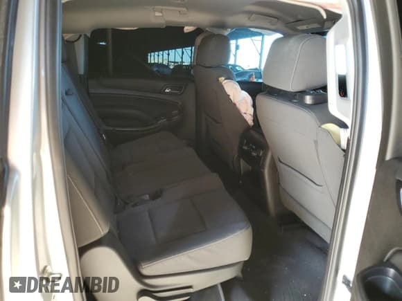 ✅ 2019 Chevrolet Suburban LS • VIN: 1GNSCGKC3KR264769 • Lot: 82259595. Wystawiony na Copart z przebiegiem 76 803 mil. Bezpłatny archiwum sprzedaży aukcyjnych z USA i szczegółowy raport historii pojazdu na DreamBid. Zdjęcie 11.