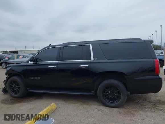 ✅ 2020 Chevrolet Suburban LT • VIN: 1GNSCHKC4LR154126 • Lot: 41636948. Wystawiony na IAAI z przebiegiem 190 699 mil. Bezpłatny archiwum sprzedaży aukcyjnych z USA i szczegółowy raport historii pojazdu na DreamBid. Zdjęcie 14.