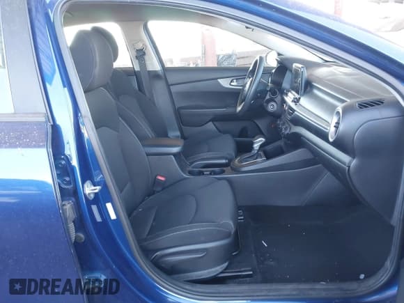 ✅ 2021 Kia Forte LXS • VIN: 3KPF24AD4ME304832 • Lot: 43526030. Wystawiony na IAAI z przebiegiem 112 077 mil. Bezpłatny archiwum sprzedaży aukcyjnych z USA i szczegółowy raport historii pojazdu na DreamBid. Zdjęcie 5.