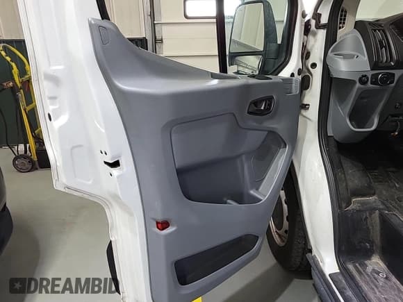 ✅ 2017 Ford Transit • VIN: 1FTYE1YM2HKB18892 • Lot: 42245215. Wystawiony na IAAI z przebiegiem 219 336 mil. Bezpłatny archiwum sprzedaży aukcyjnych z USA i szczegółowy raport historii pojazdu na DreamBid. Zdjęcie 1.