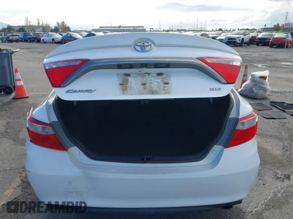 ✅ 2015 Toyota Camry SE • VIN: 4T1BF1FK8FU070090 • Lot: 43725575. Wystawiony na IAAI z przebiegiem 231 781 mil. Bezpłatny archiwum sprzedaży aukcyjnych z USA i szczegółowy raport historii pojazdu na DreamBid. Zdjęcie 16.