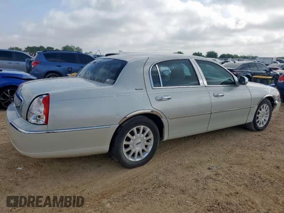 ✅ 2006 Lincoln Town Car Signature • VIN: 1LNHM81V66Y640509 • Lot: 59220805. Wystawiony na Copart z przebiegiem 352 029 mil. Bezpłatny archiwum sprzedaży aukcyjnych z USA i szczegółowy raport historii pojazdu na DreamBid. Zdjęcie 3.