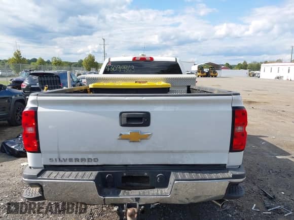 2017 Chevrolet Silverado 2500HD Work Truck z VIN 1GC2KUEG0HZ371764, wystawiony jako IAAI lot #43099863 z przebiegiem 137 667 mil mil oraz . Historia ofert i sprzedaży dostępna na DreamBid. Obrazek 16.