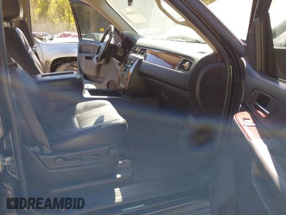 2014 Chevrolet Suburban LT z VIN 1GNSKJE75ER101169, wystawiony jako IAAI lot #43446590 z przebiegiem Nie podano mil oraz . Historia ofert i sprzedaży dostępna na DreamBid. Obrazek 5.