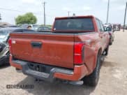 ✅ 2025 Toyota Tacoma SR • VIN: 3TMLB5JN1SM101031 • Лот: 42178182. Опубликован ранее на IAAI с пробегом 676 миль. Бесплатный доступ к архиву аукционных продаж из США и подробный отчёт об истории автомобиля на DreamBid. Изображение 4.