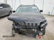 ✅ 2023 Jeep Cherokee Trailhawk • VIN: 1C4PJMBN8PD111961 • Lot: 81277854. Wystawiony na Copart z przebiegiem 13 079 mil. Bezpłatny archiwum sprzedaży aukcyjnych z USA i szczegółowy raport historii pojazdu na DreamBid. Zdjęcie 5.