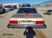 ✅ 1984 Mercedes-Benz 380 SL • VIN: WDBBA45AXEA012235 • Лот: 43484647. Опубликован ранее на IAAI с пробегом 169 485 миль. Бесплатный доступ к архиву аукционных продаж из США и подробный отчёт об истории автомобиля на DreamBid. Изображение 16.