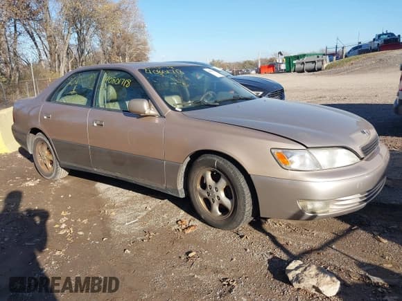 ✅ 1998 Lexus ES 300 • VIN: JT8BF28G8W5048473 • Lot: 40801718. Wystawiony na IAAI z przebiegiem 234 971 mil. Bezpłatny archiwum sprzedaży aukcyjnych z USA i szczegółowy raport historii pojazdu na DreamBid. Zdjęcie 1.