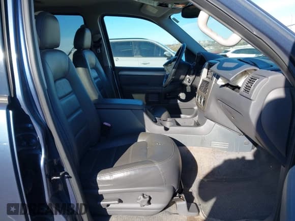 ✅ 2003 Ford Explorer XLT • VIN: 1FMZU73K43UC42848 • Lot: 43703265. Wystawiony na IAAI z przebiegiem 137 008 mil. Bezpłatny archiwum sprzedaży aukcyjnych z USA i szczegółowy raport historii pojazdu na DreamBid. Zdjęcie 5.